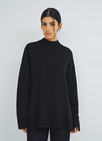 Объёмный джемпер с воротником-стойкой