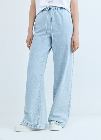 Тонкие джинсы на резинке со средней посадкой