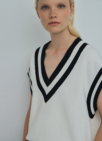 Вязаный жилет оверсайз с контрастной отделкой