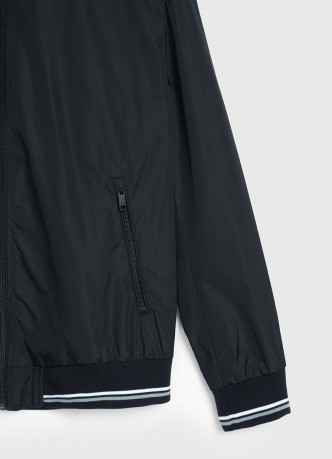 Бомбер с контрастными деталями