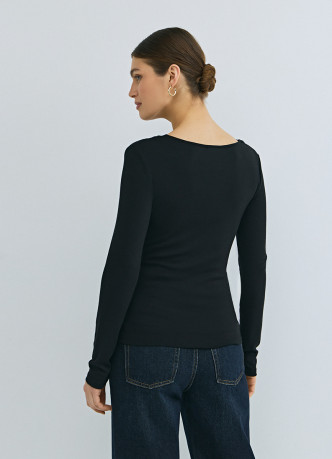 Лонгслив с асимметричным вырезом