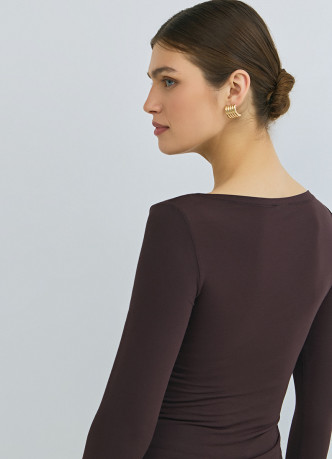 Лонгслив с драпировкой и асимметричным вырезом