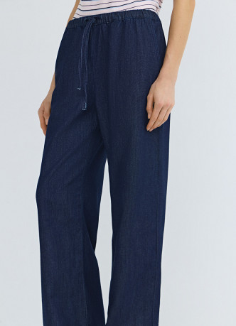 Тонкие джинсы на резинке со средней посадкой