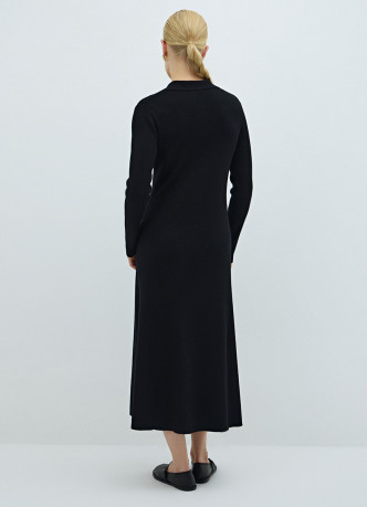 Вязаное платье миди с воротником-поло