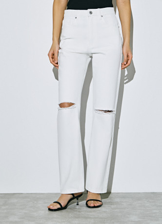 Прямые джинсы с разрезами на коленях