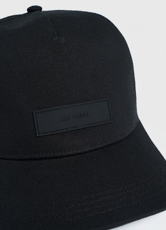 Бейсболка с резиновым патчем и сеткой