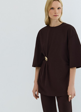 Футболка с брошью