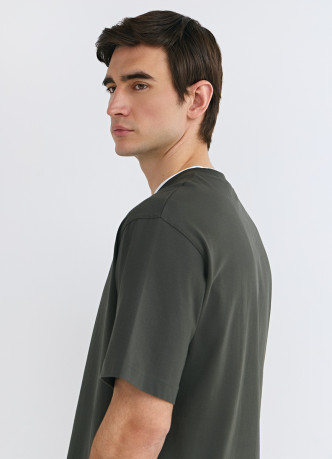 Футболка из плотного хлопка с контрастными деталями