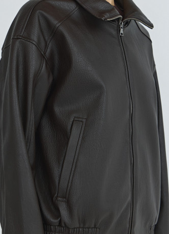 Легкая куртка из искусственной кожи