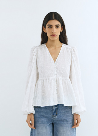 Блузка с воланами и вышивкой