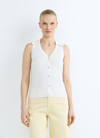 Трикотажный жилет в рубчик с воротником