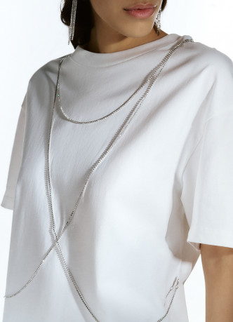 Футболка с декором из навесных цепочек