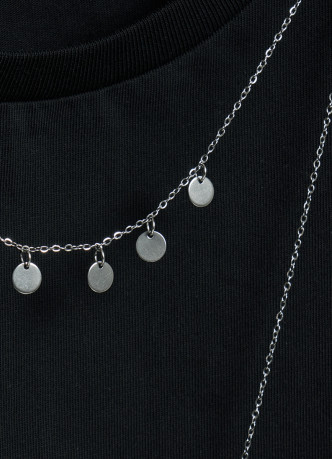 Футболка с ожерельем