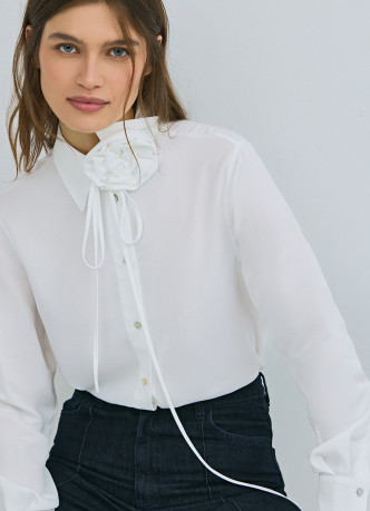 Блузка с декоративным цветком