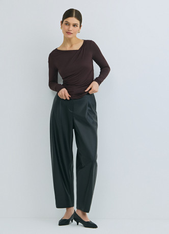 Лонгслив с драпировкой и асимметричным вырезом