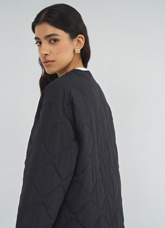 Легкая стеганая утепленная куртка