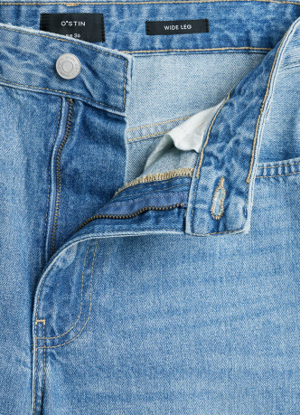 Широкие джинсы с разрезами на коленях