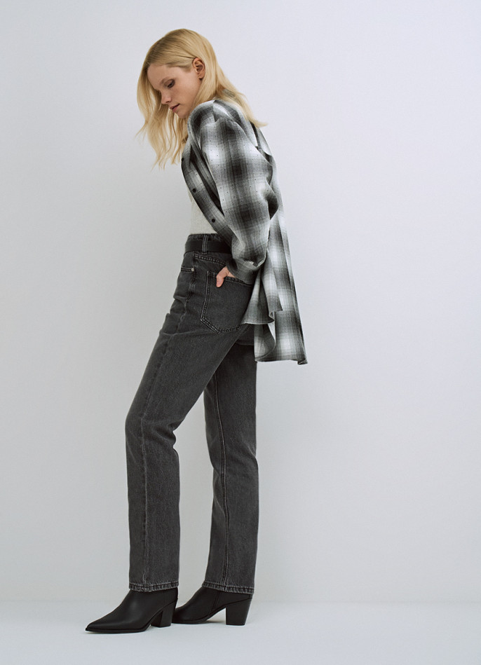 Прямые джинсы с высокой посадкой