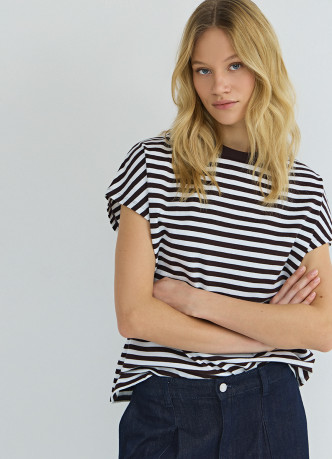 Футболка в полоску со спущенным плечом