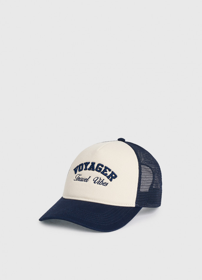 Бейсболка с вышивкой и сеткой