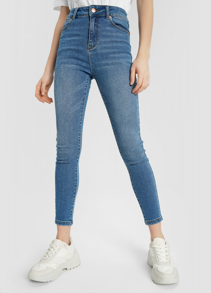 Узкие джинсы с высокой талией