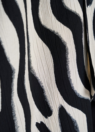 Приталенное платье-рубашка с принтом