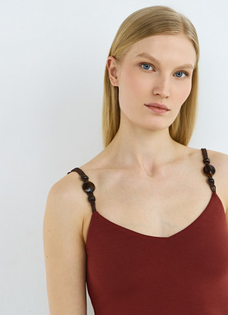 Трикотажный топ с бусами