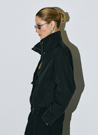 Лёгкая куртка с воротником-стойкой