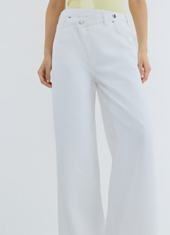 Широкие джинсы с асимметричной застёжкой