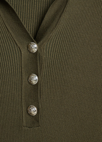 Вязаное платье с воротником поло на пуговицах