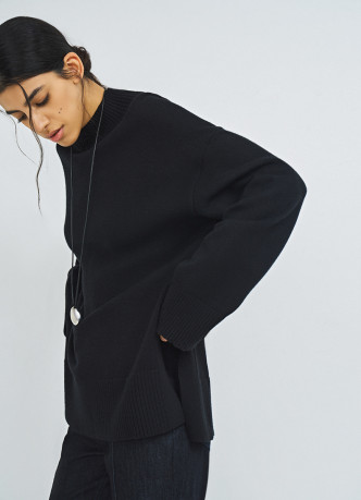 Объёмный джемпер с воротником-стойкой