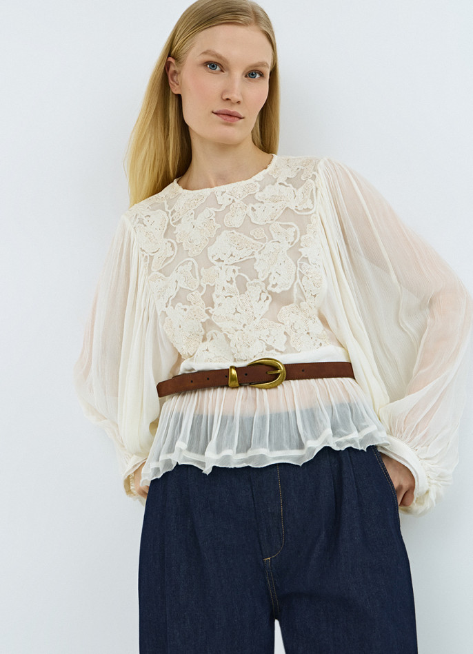 Блузка с обьемным рукавом и вышивкой