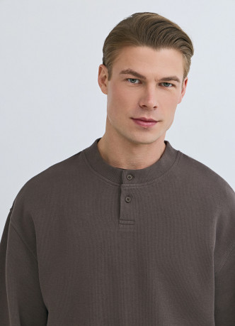 Свитшот с вырезом хенли