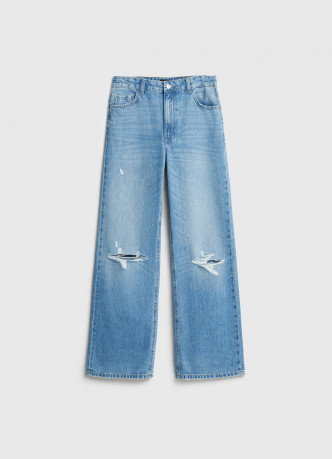 Широкие джинсы с разрезами на коленях