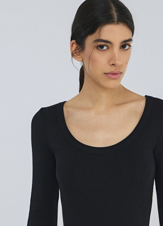 Приталенный лонгслив в рубчик