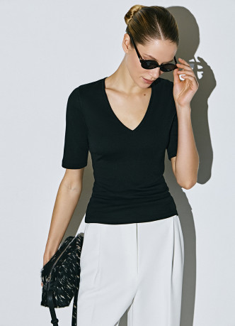 Футболка в рубчик с V-образной горловиной