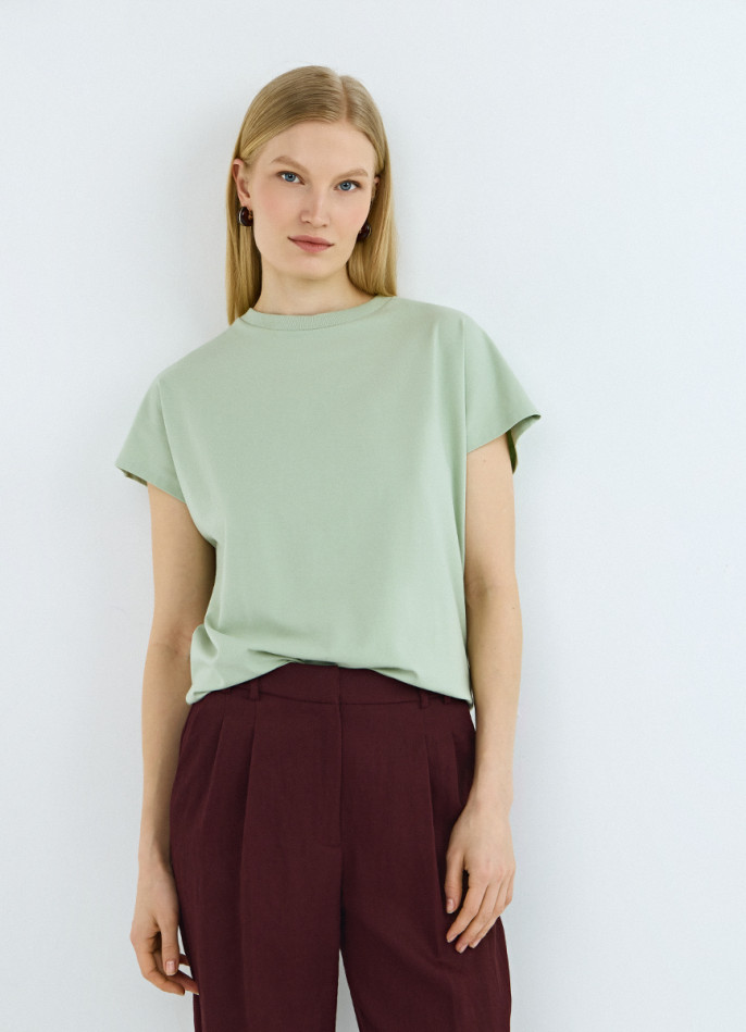 Футболка со спущенным плечом