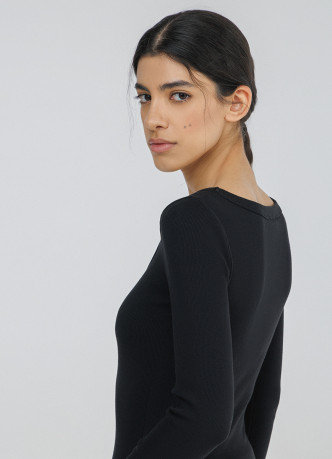 Приталенный лонгслив в рубчик