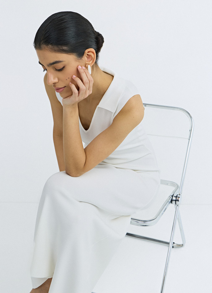 Вязаное платье с воротником-поло