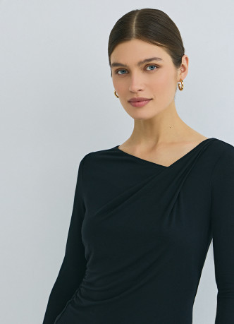 Лонгслив с драпировкой и асимметричным вырезом