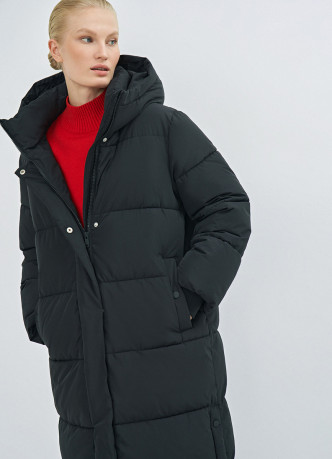 Длинный стёганый пуховик с капюшоном