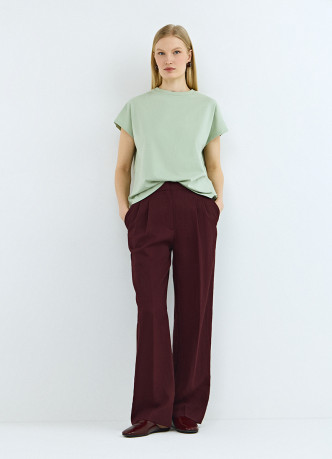 Футболка со спущенным плечом