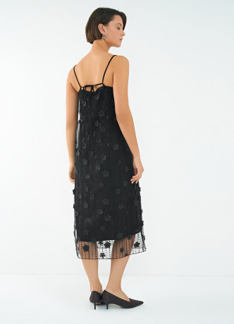 Платье с пайетками и декором в виде цветов