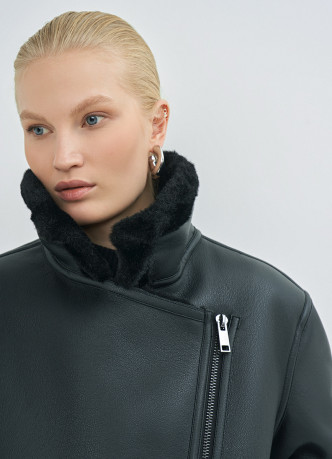 Дублёнка с воротником из искусственного меха