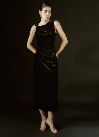 Бархатное платье с асимметричными лямками