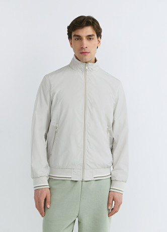 Бомбер с контрастными деталями