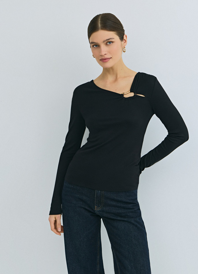 Лонгслив с асимметричным вырезом