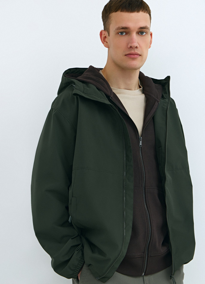 Ветровка с капюшоном