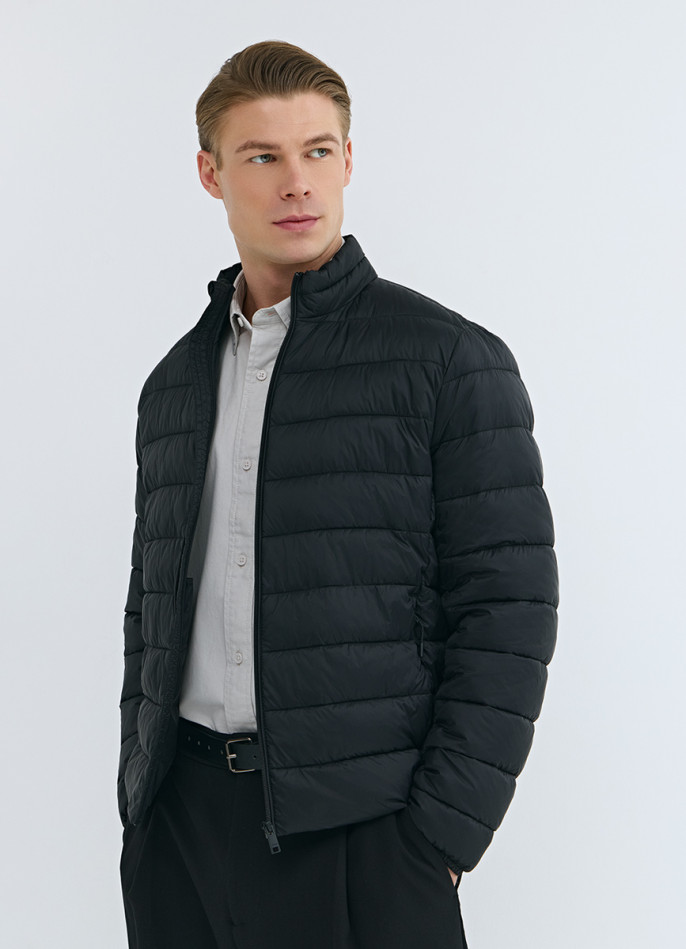 Утеплённая лёгкая куртка с воротником-стойкой