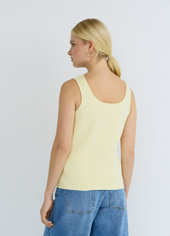 Жилет с акцентными пуговицами